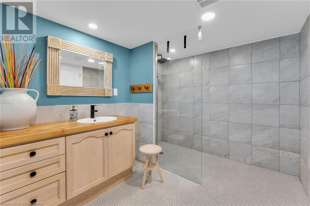 Photo 35 of 6724 Elcho Road, West Lincoln ON