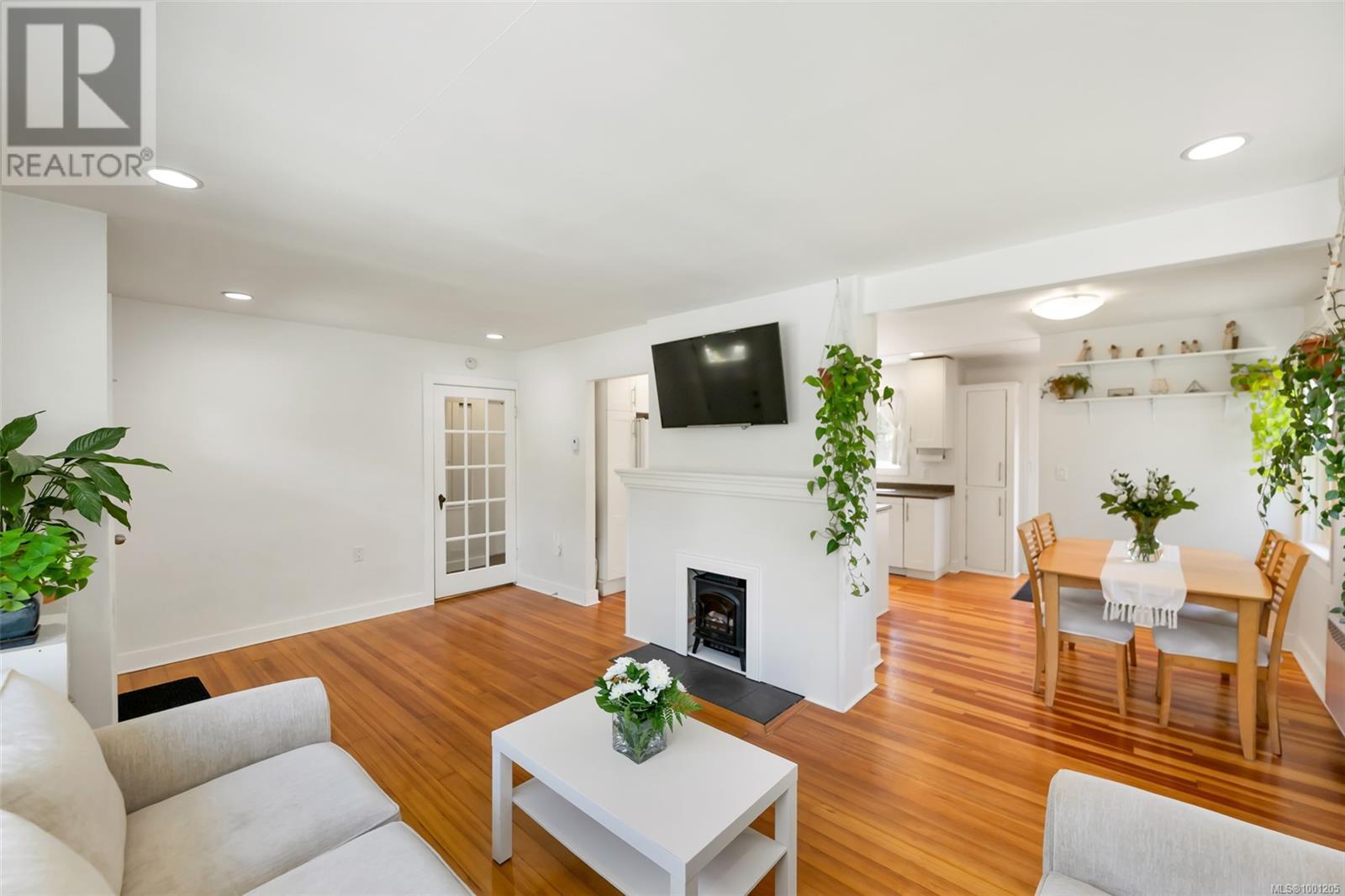  1461 Hillside Avenue, Victoria