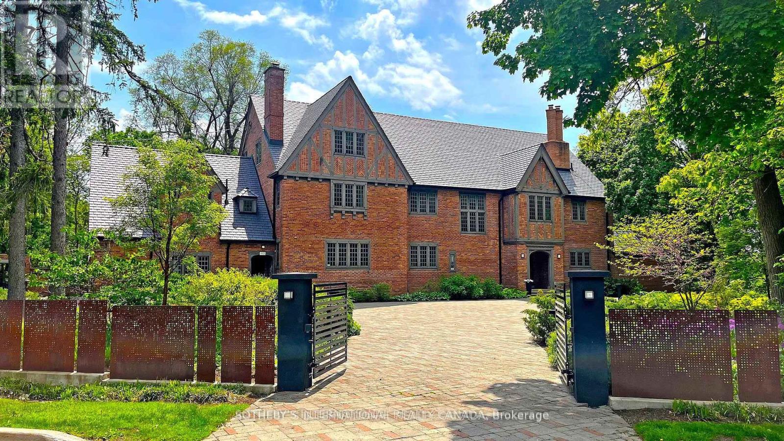 Listing photo of 372 OLD YONGE STREET