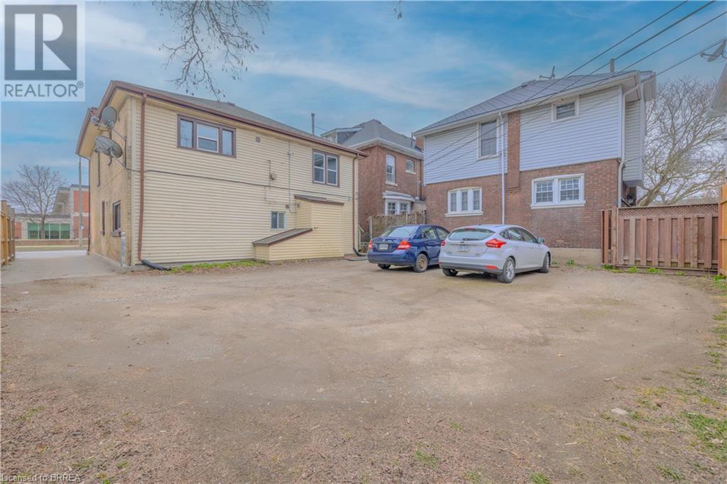 Photo 11 of 113 Brant Avenue Unit 4, Brantford ON