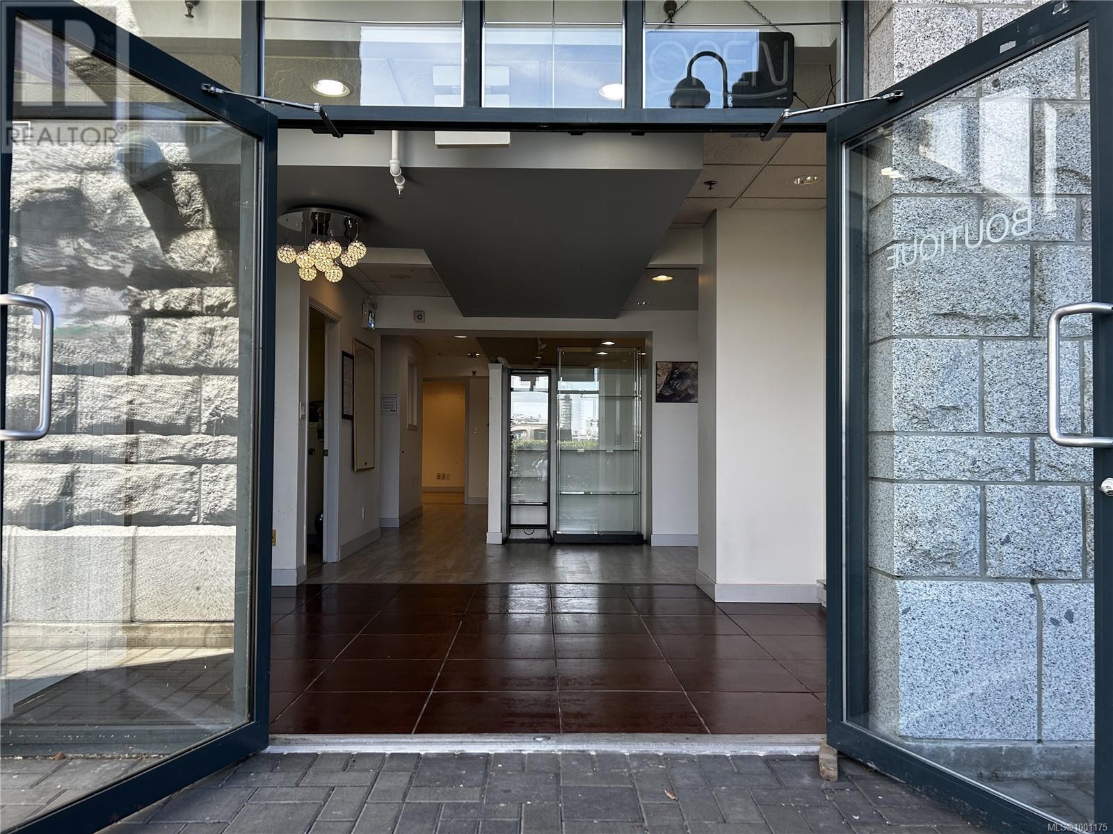Photo 19 of 102 19 Dallas Rd, Victoria BC