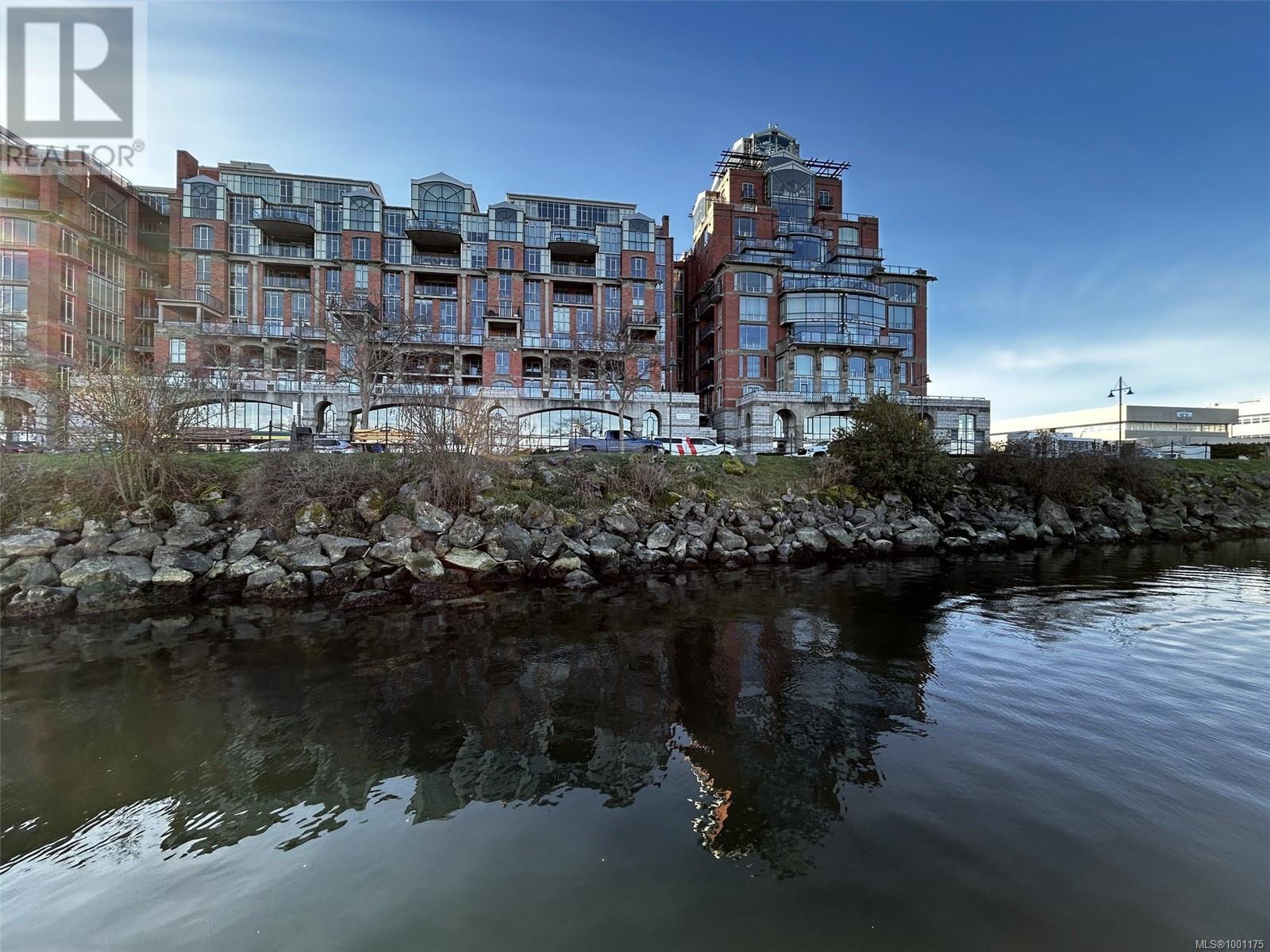 Photo 13 of 102 19 Dallas Rd, Victoria BC
