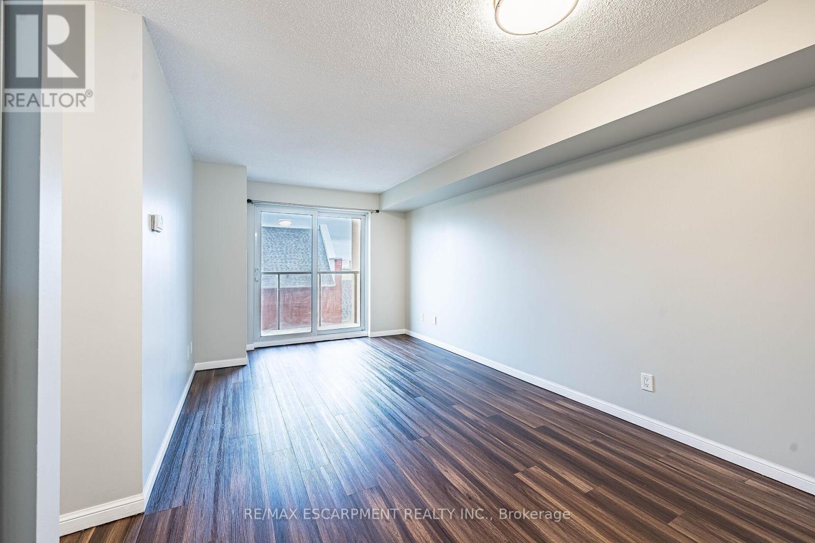Photo 3 of 402 4 Elsinore Path, Toronto ON