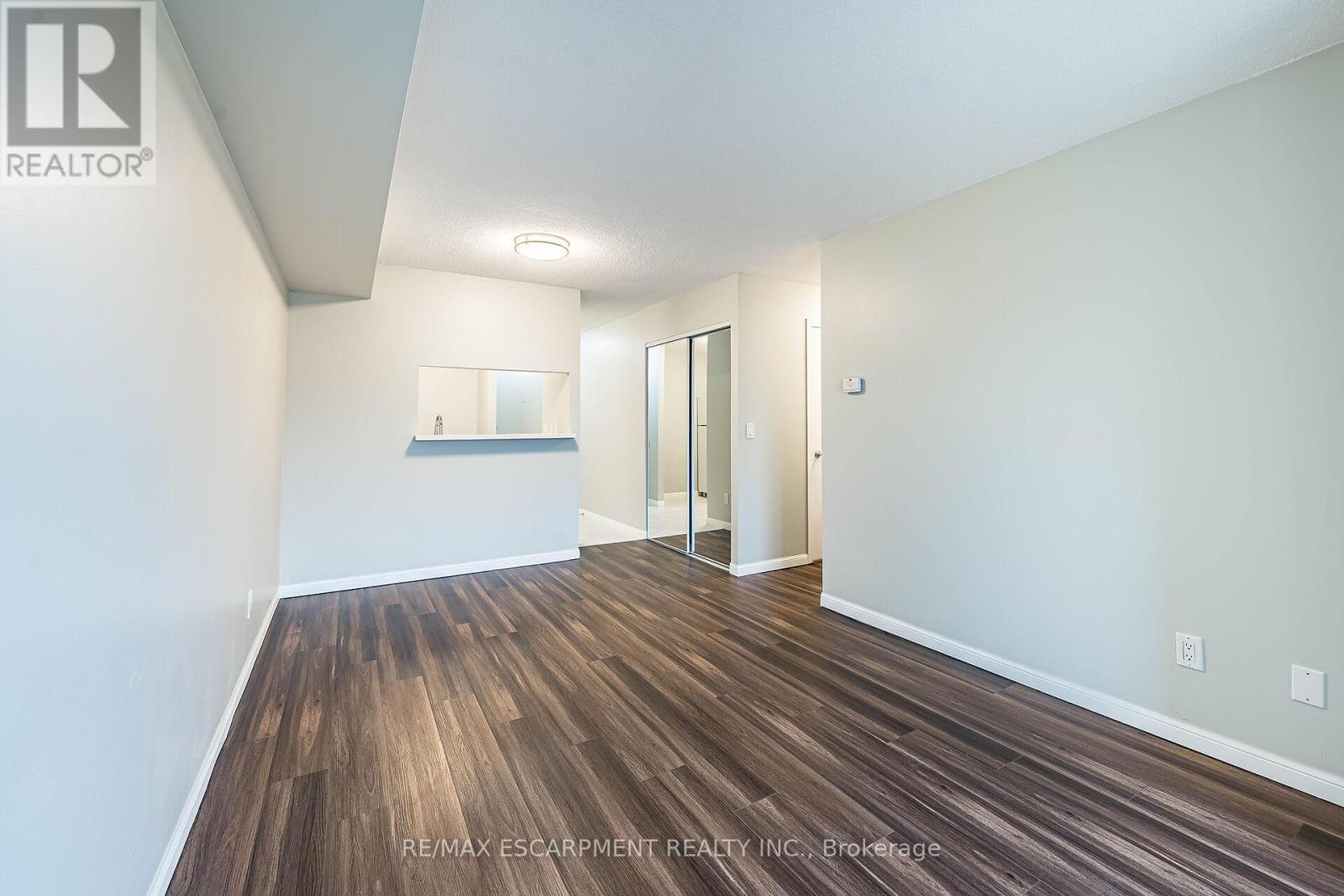 Photo 28 of 402 4 Elsinore Path, Toronto ON