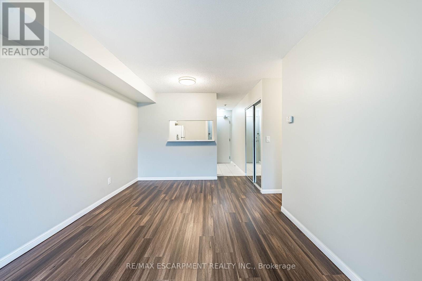 Photo 2 of 402 4 Elsinore Path, Toronto ON