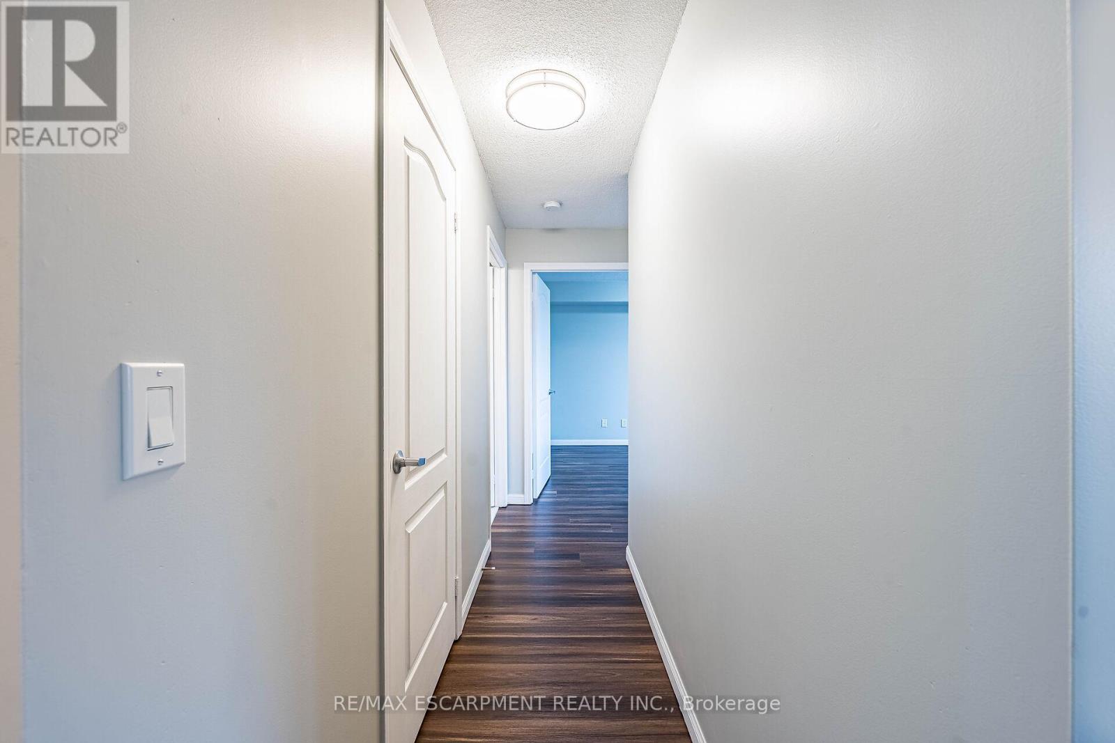 Photo 31 of 402 4 Elsinore Path, Toronto ON