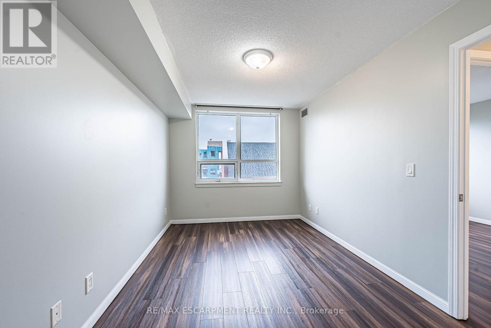 Photo 5 of 402 4 Elsinore Path, Toronto ON