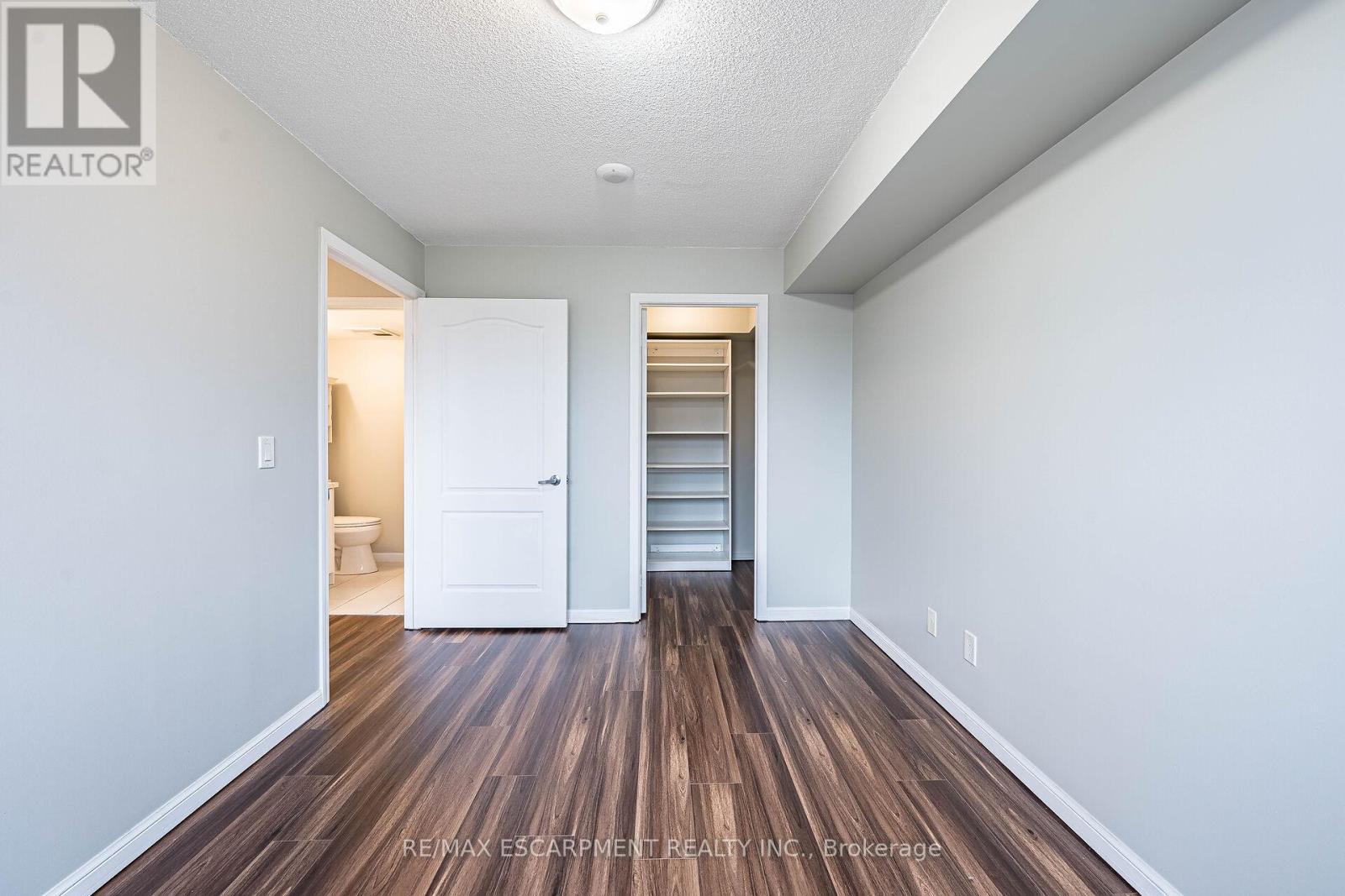 Photo 18 of 402 4 Elsinore Path, Toronto ON