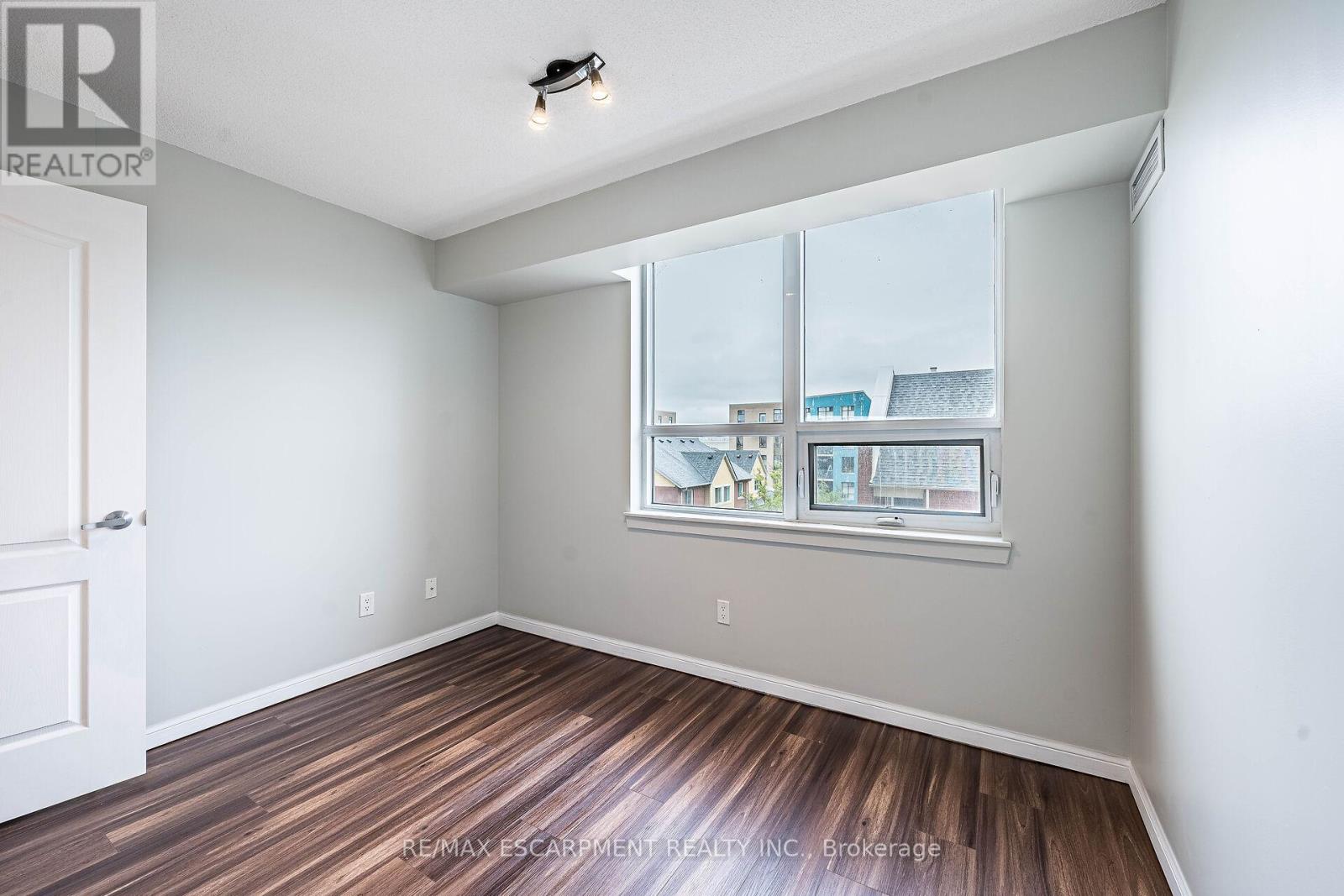 Photo 16 of 402 4 Elsinore Path, Toronto ON