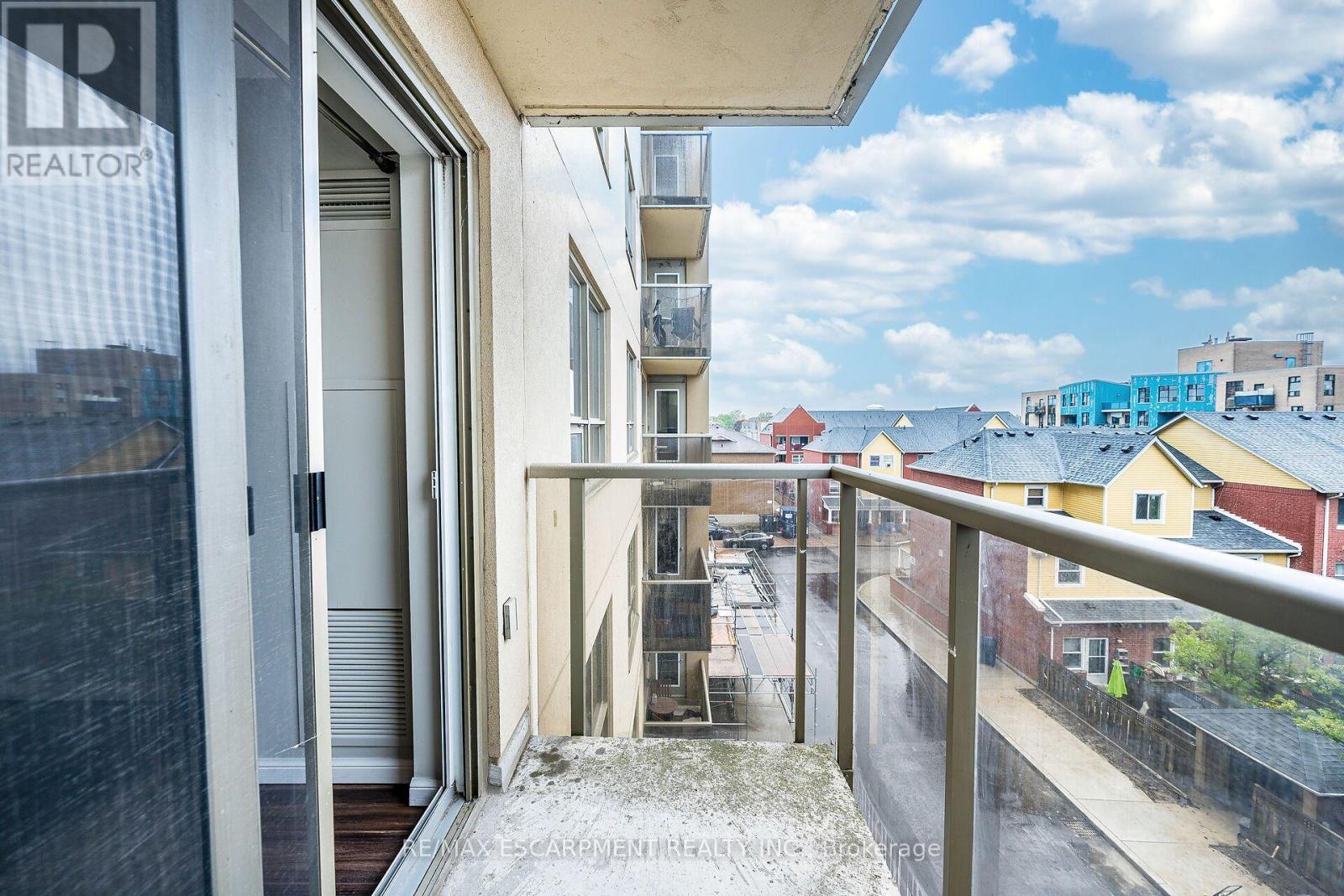 Photo 9 of 402 4 Elsinore Path, Toronto ON