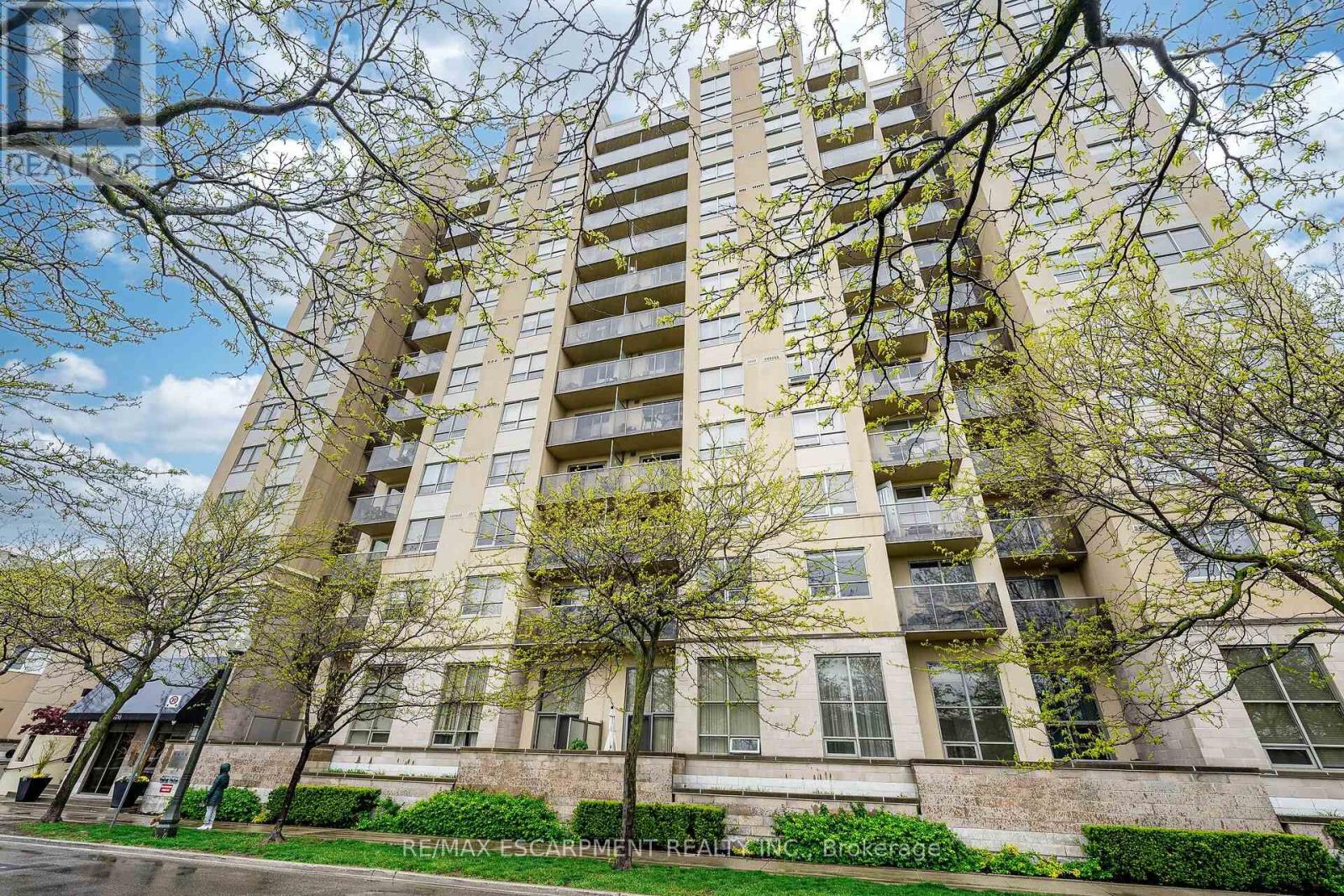 Photo 12 of 402 4 Elsinore Path, Toronto ON