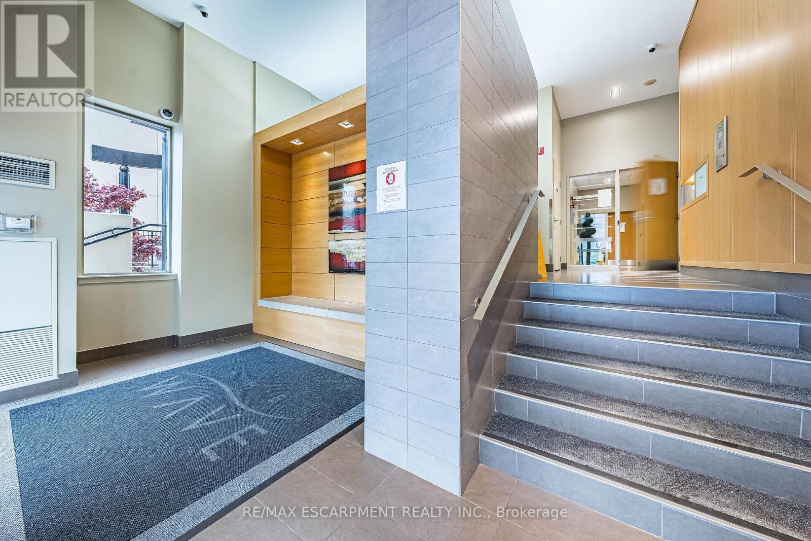Photo 1 of 402 4 Elsinore Path, Toronto ON