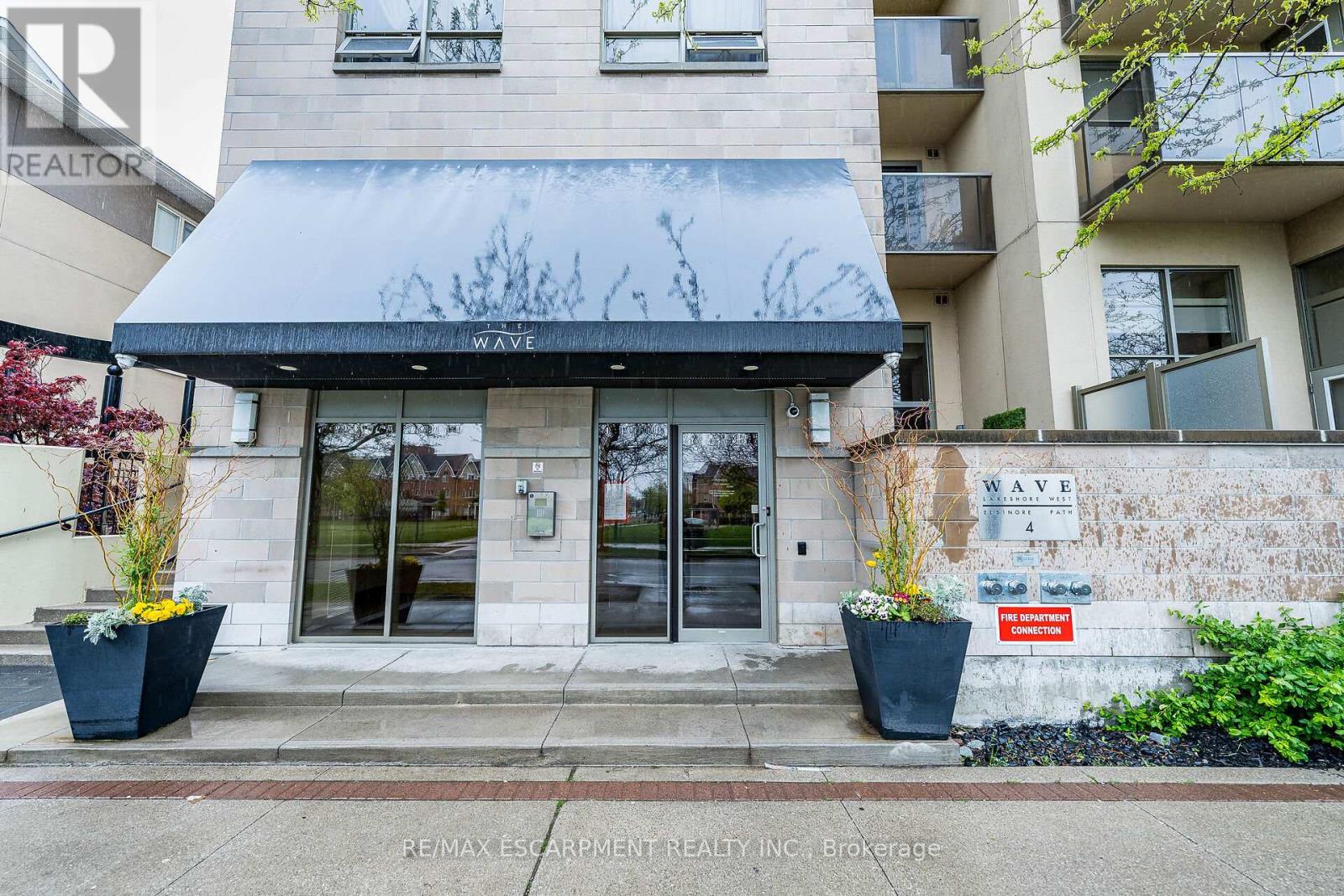Photo 8 of 402 4 Elsinore Path, Toronto ON
