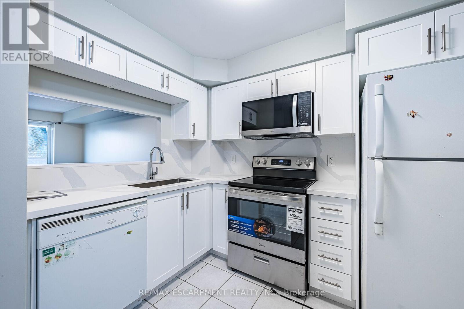 Photo 7 of 402 4 Elsinore Path, Toronto ON