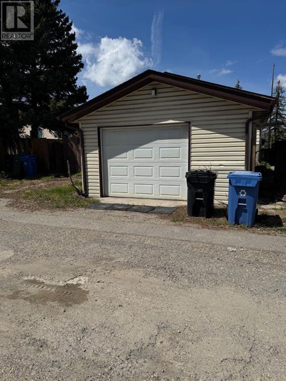 Single Family House Bi-level for Sale in  Berwick Drive NW Beddington Heights Calgary 