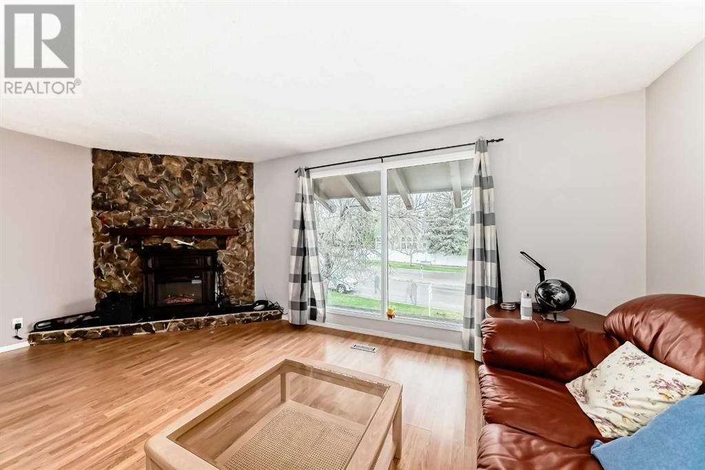 Single Family House Bi-level for Sale in  Berwick Drive NW Beddington Heights Calgary 