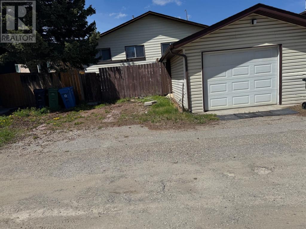 Single Family House Bi-level for Sale in  Berwick Drive NW Beddington Heights Calgary 