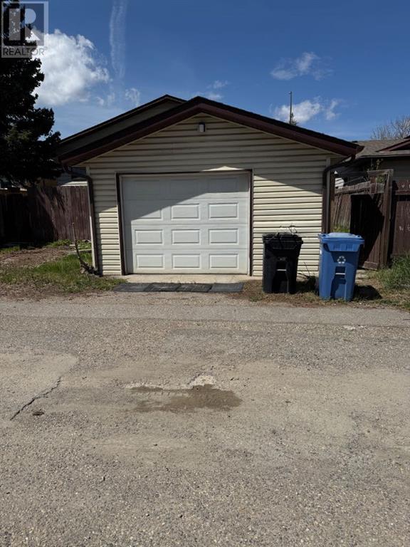 Single Family House Bi-level for Sale in  Berwick Drive NW Beddington Heights Calgary 