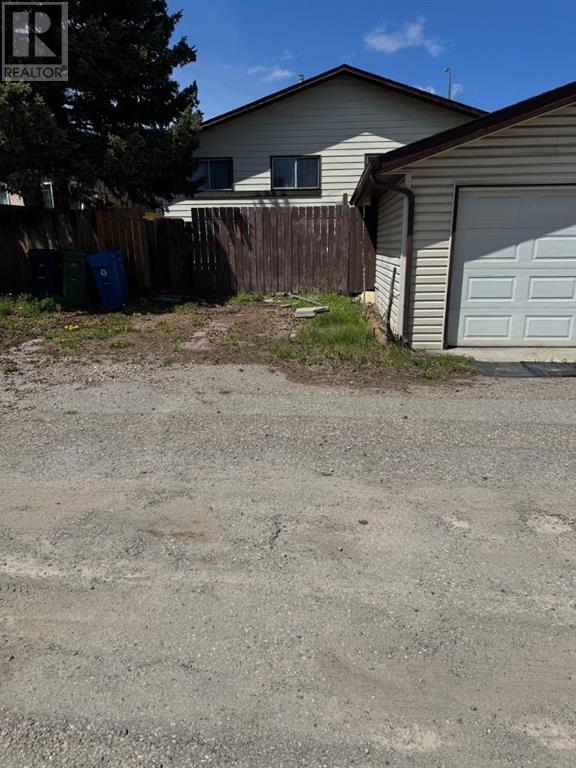 Single Family House Bi-level for Sale in  Berwick Drive NW Beddington Heights Calgary 