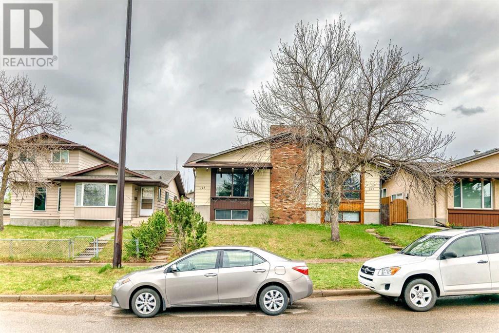 Single Family House Bi-level for Sale in  Berwick Drive NW Beddington Heights Calgary 
