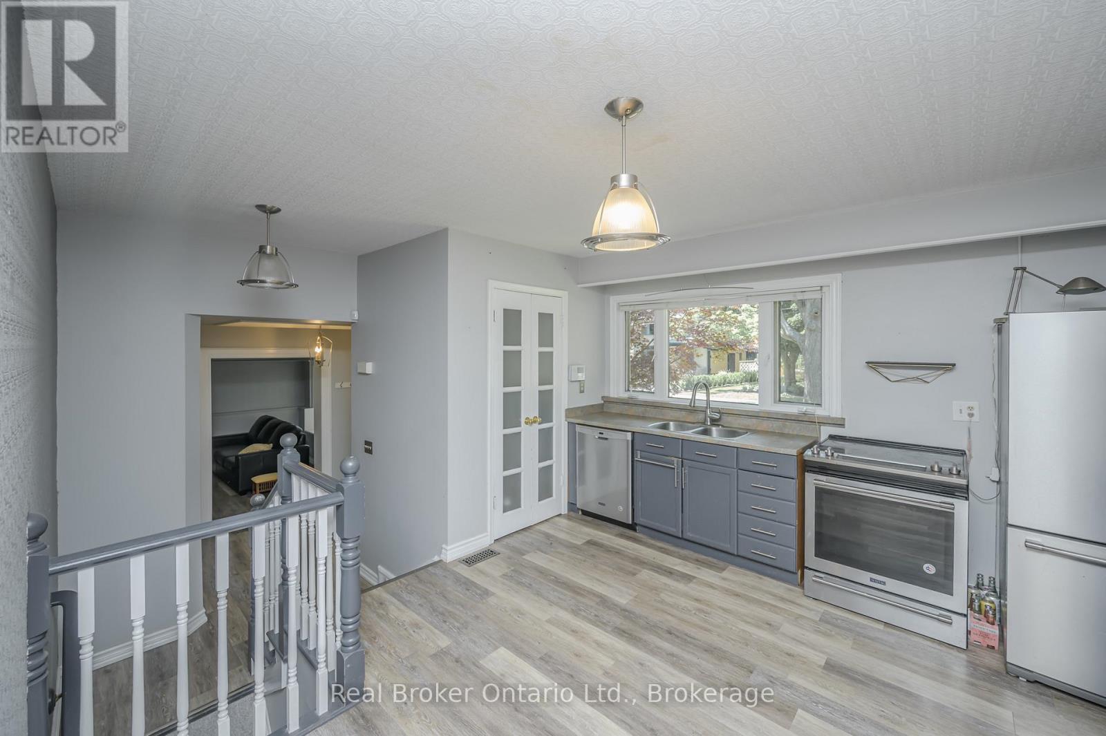 Photo 11 of 374 Spruce Street, Oakville ON