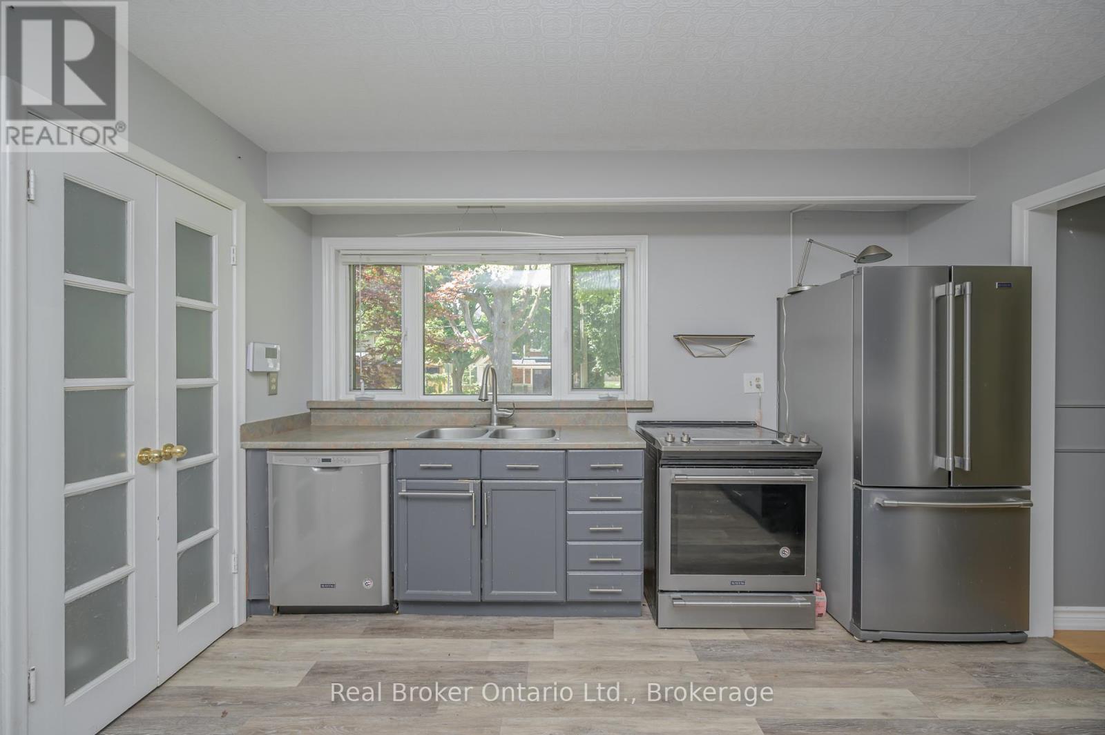 Photo 12 of 374 Spruce Street, Oakville ON