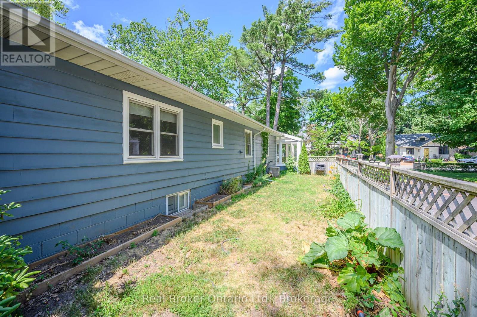 Photo 31 of 374 Spruce Street, Oakville ON