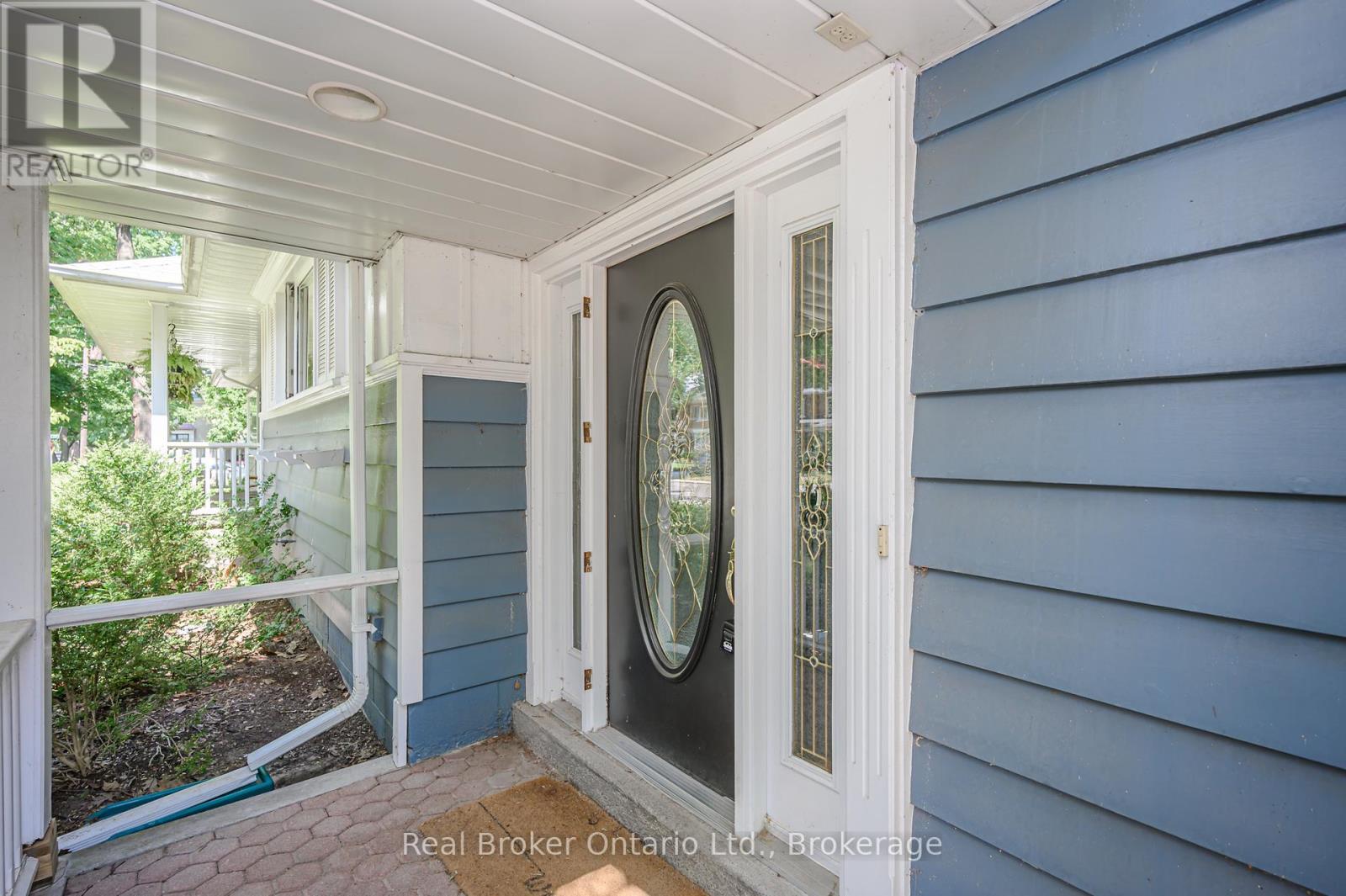 Photo 8 of 374 Spruce Street, Oakville ON