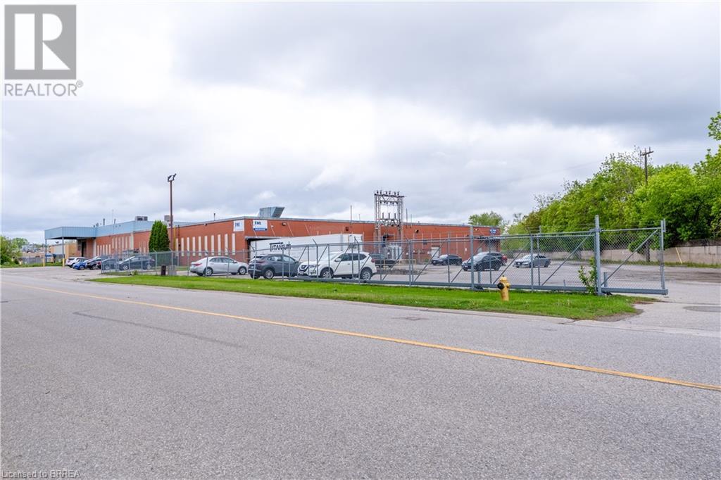 Photo 3 of 10 Spalding Drive, Brantford ON