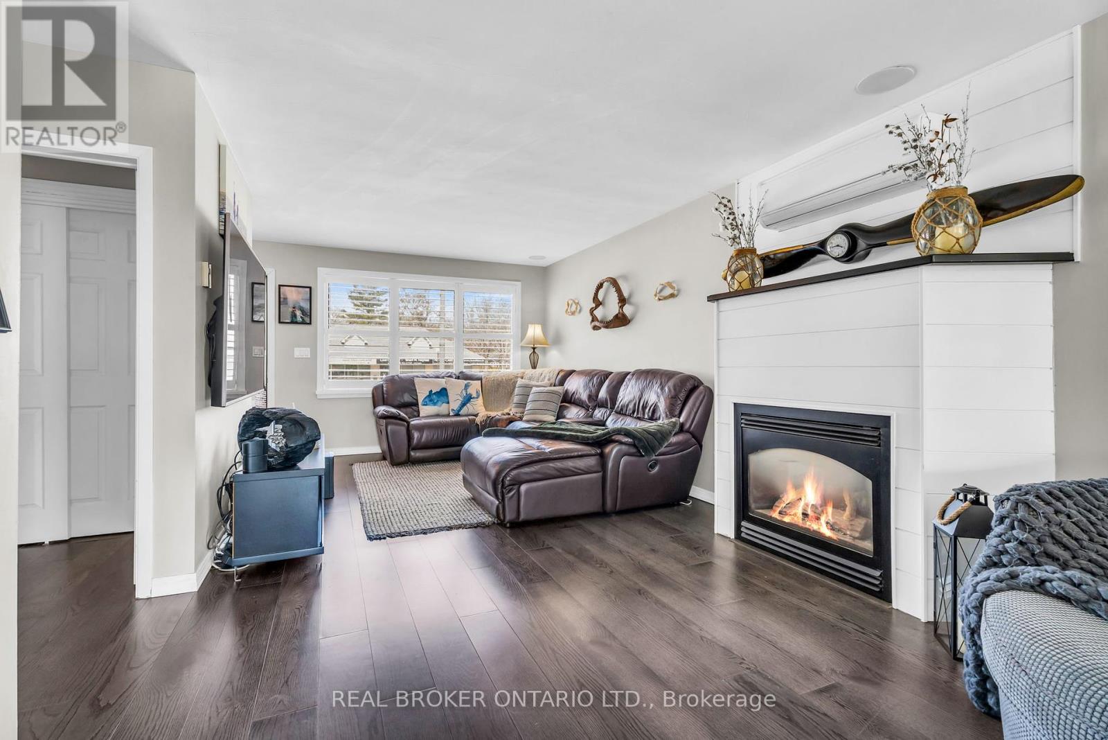 Photo 5 of 1359 Mosley Street, Wasaga Beach ON