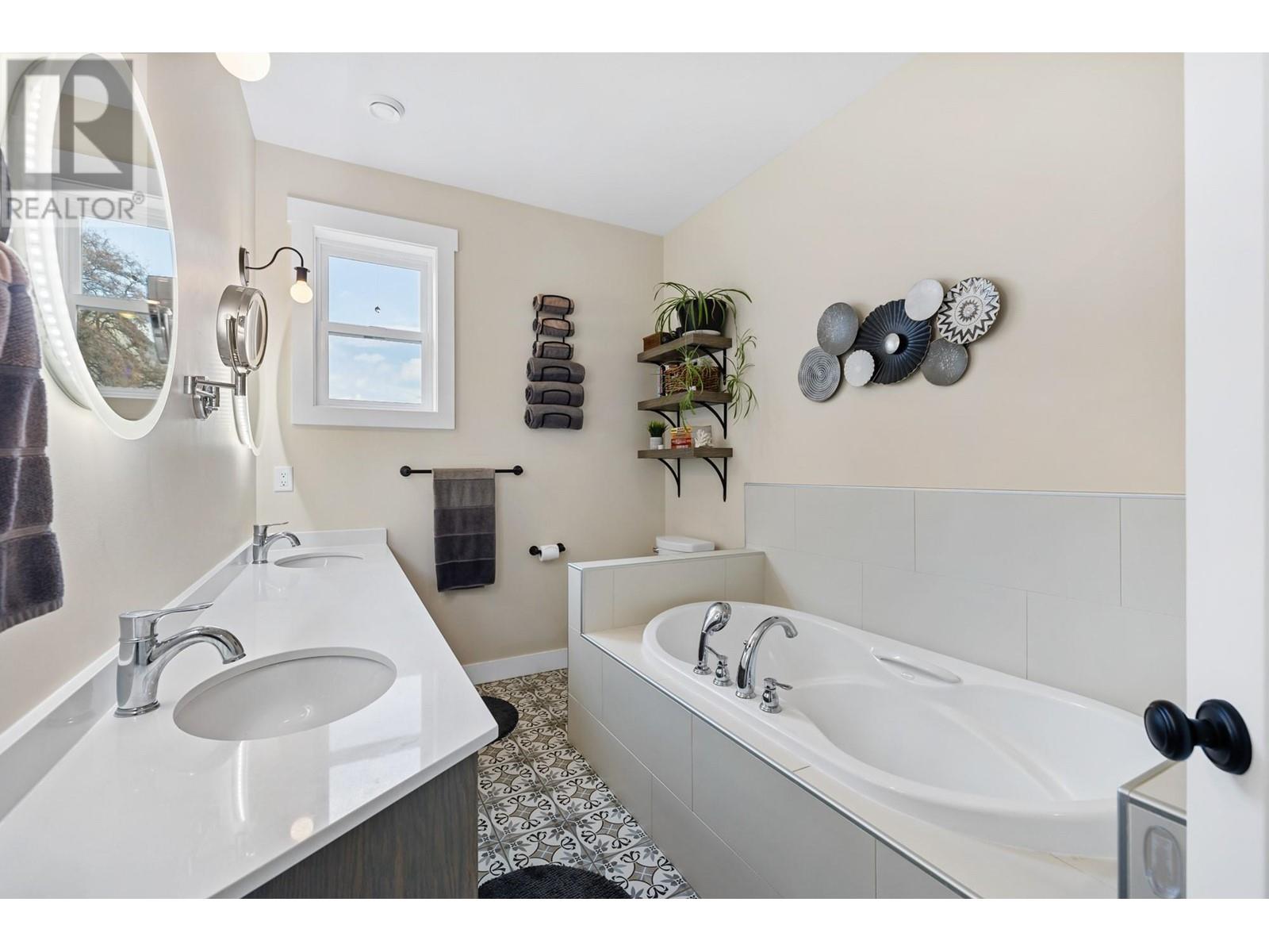  101 7th Avenue, Keremeos