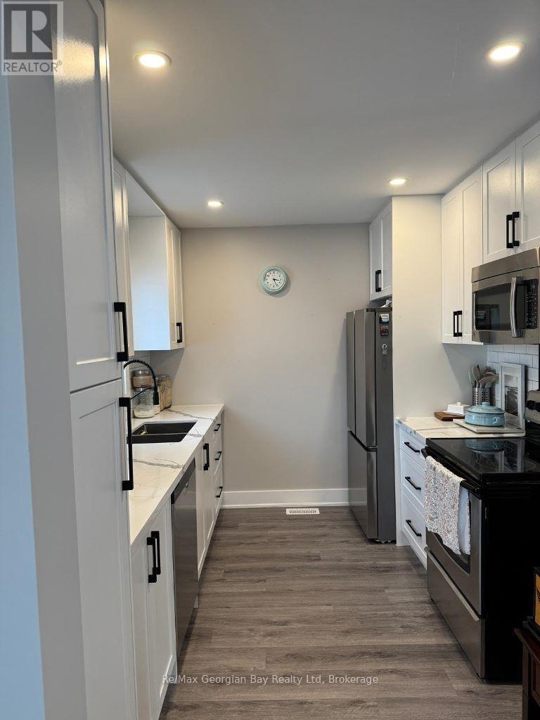 Photo 10 of 334 Rose Crescent, Midland ON