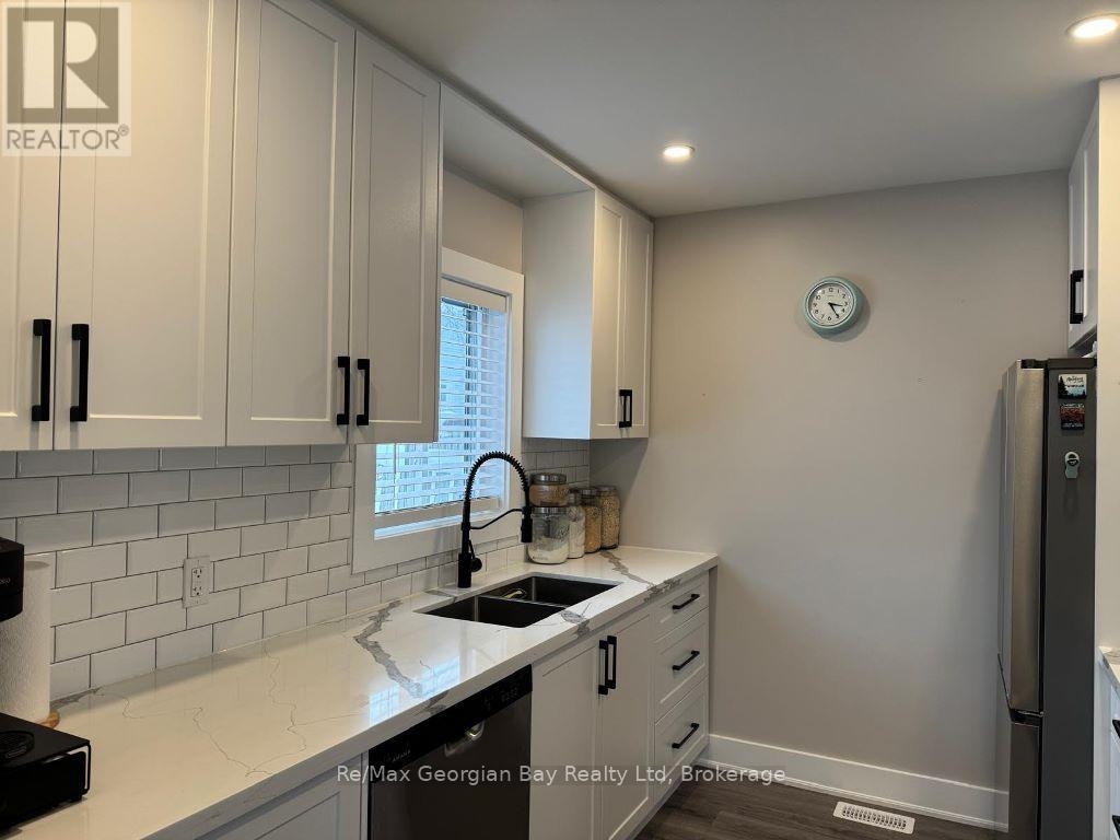 Photo 8 of 334 Rose Crescent, Midland ON
