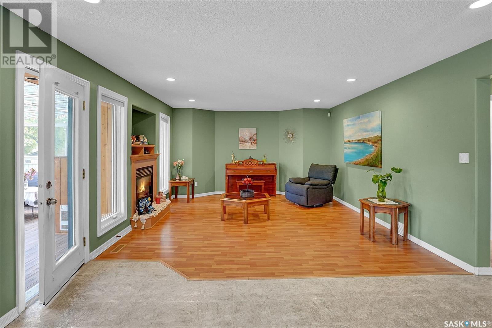 Single Family House 2 Level for Sale in  Deiter BAY Regina 