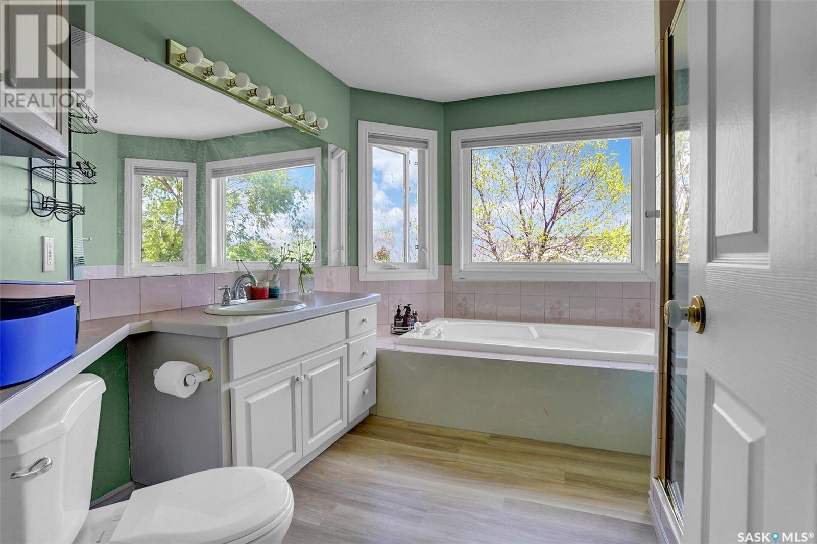 Single Family House 2 Level for Sale in  Deiter BAY Regina 