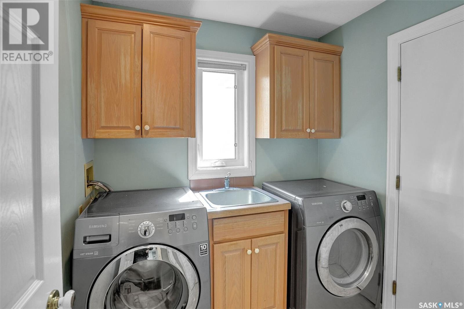 Single Family House 2 Level for Sale in  Deiter BAY Regina 