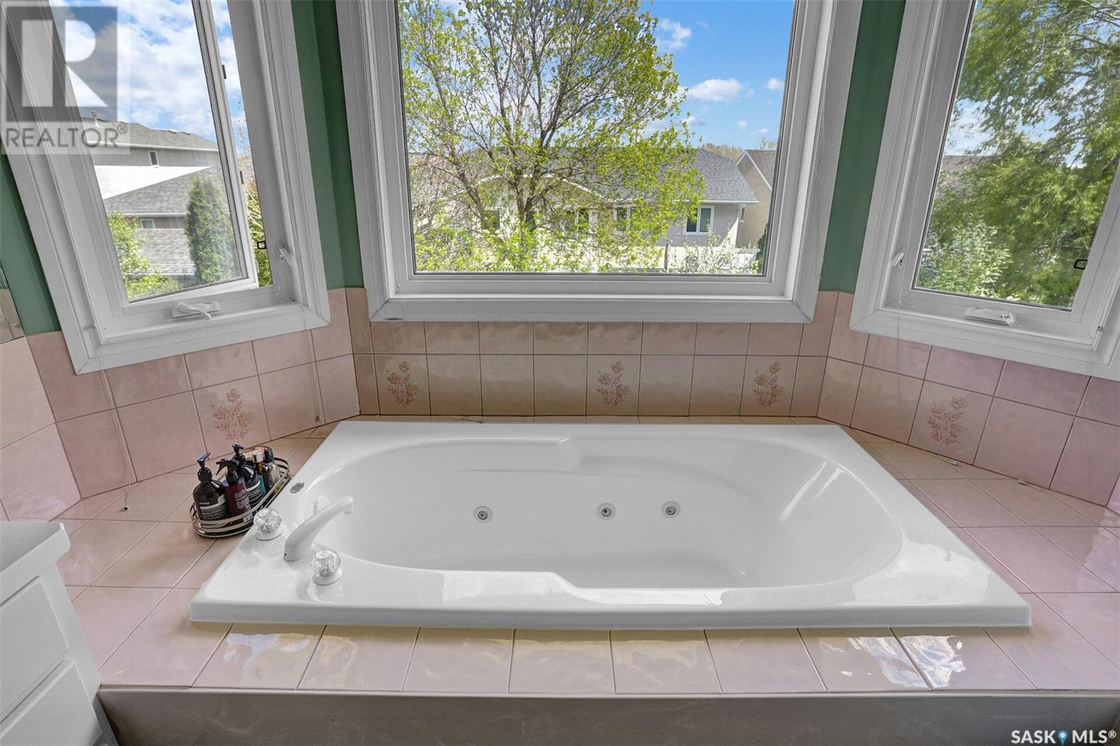 Single Family House 2 Level for Sale in  Deiter BAY Regina 