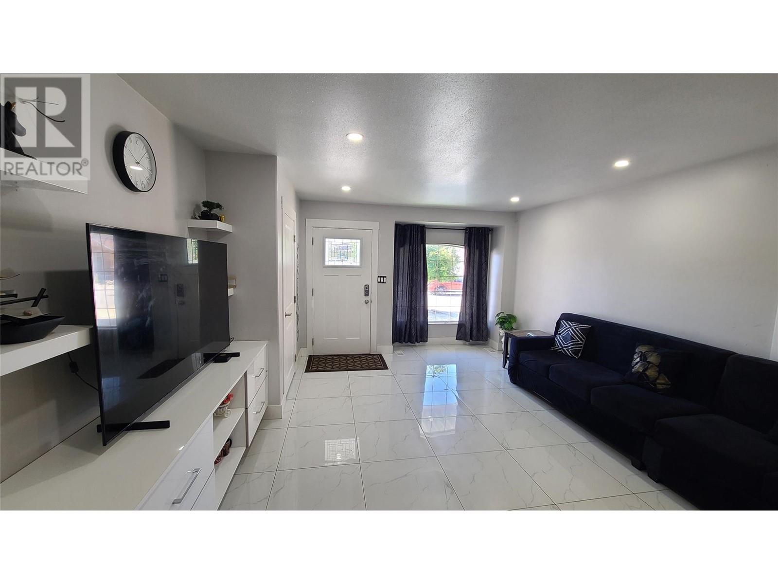 260 WILLOWS Place, Oliver
