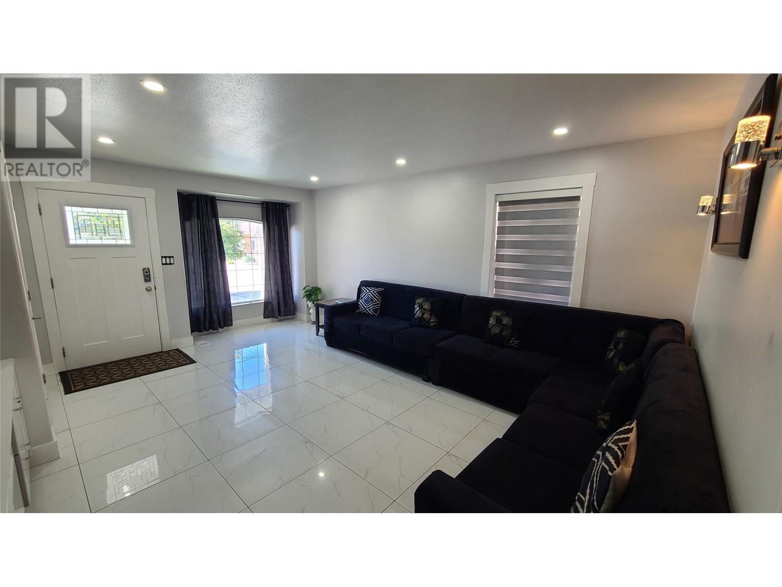 260 WILLOWS Place, Oliver