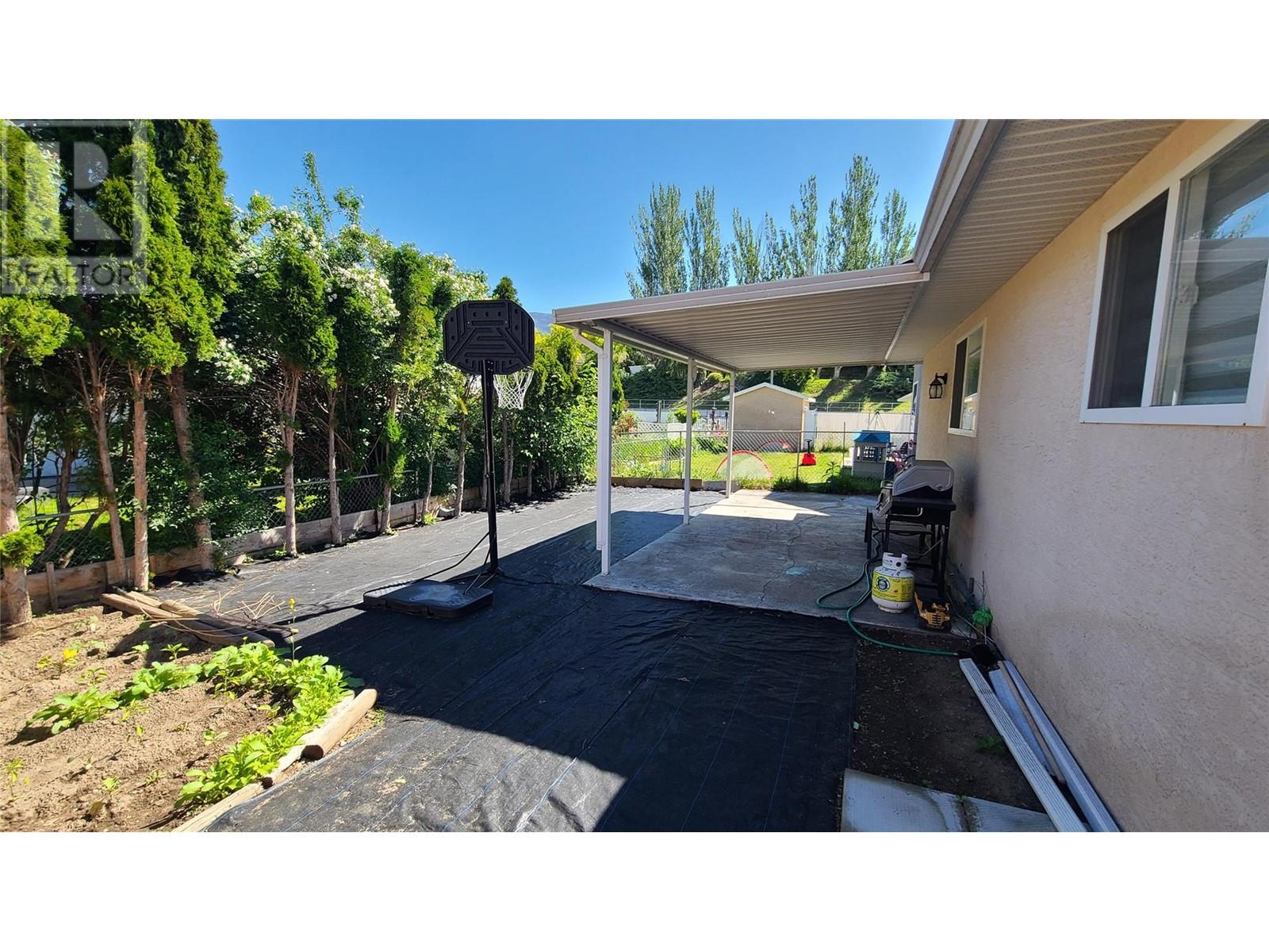 260 WILLOWS Place, Oliver