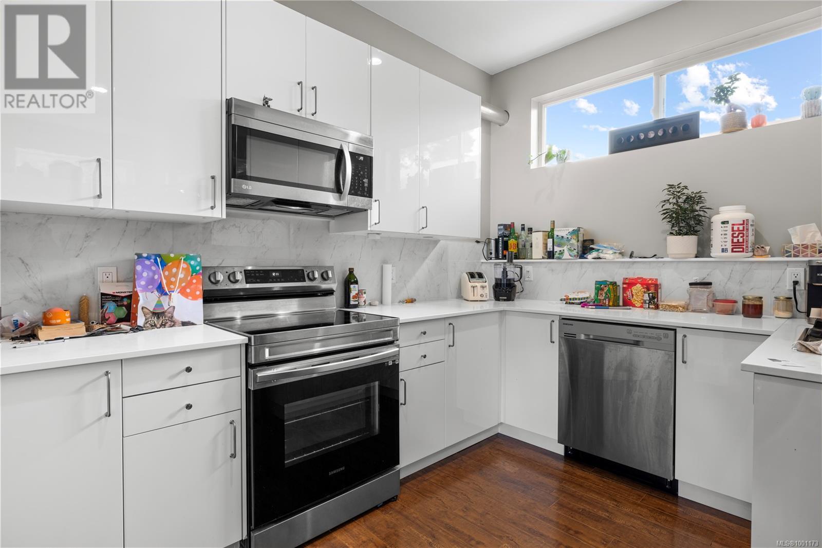 174 Stanford Ave E, Parksville real estate listing 1001173