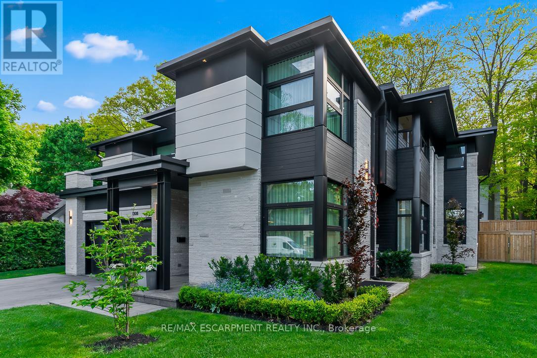 Photo 2 of 1308 Greenoaks Drive, Mississauga ON