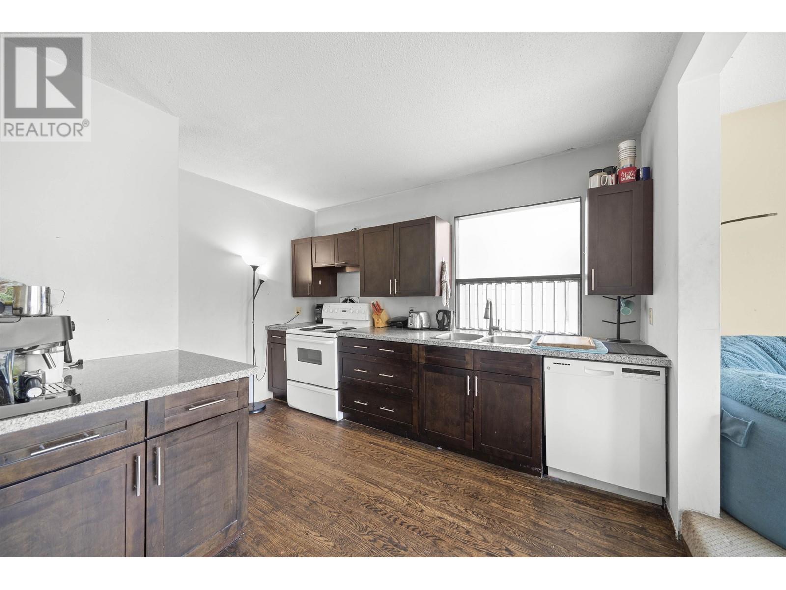 Photo 17 of 3550 W 1st Avenue, Vancouver BC