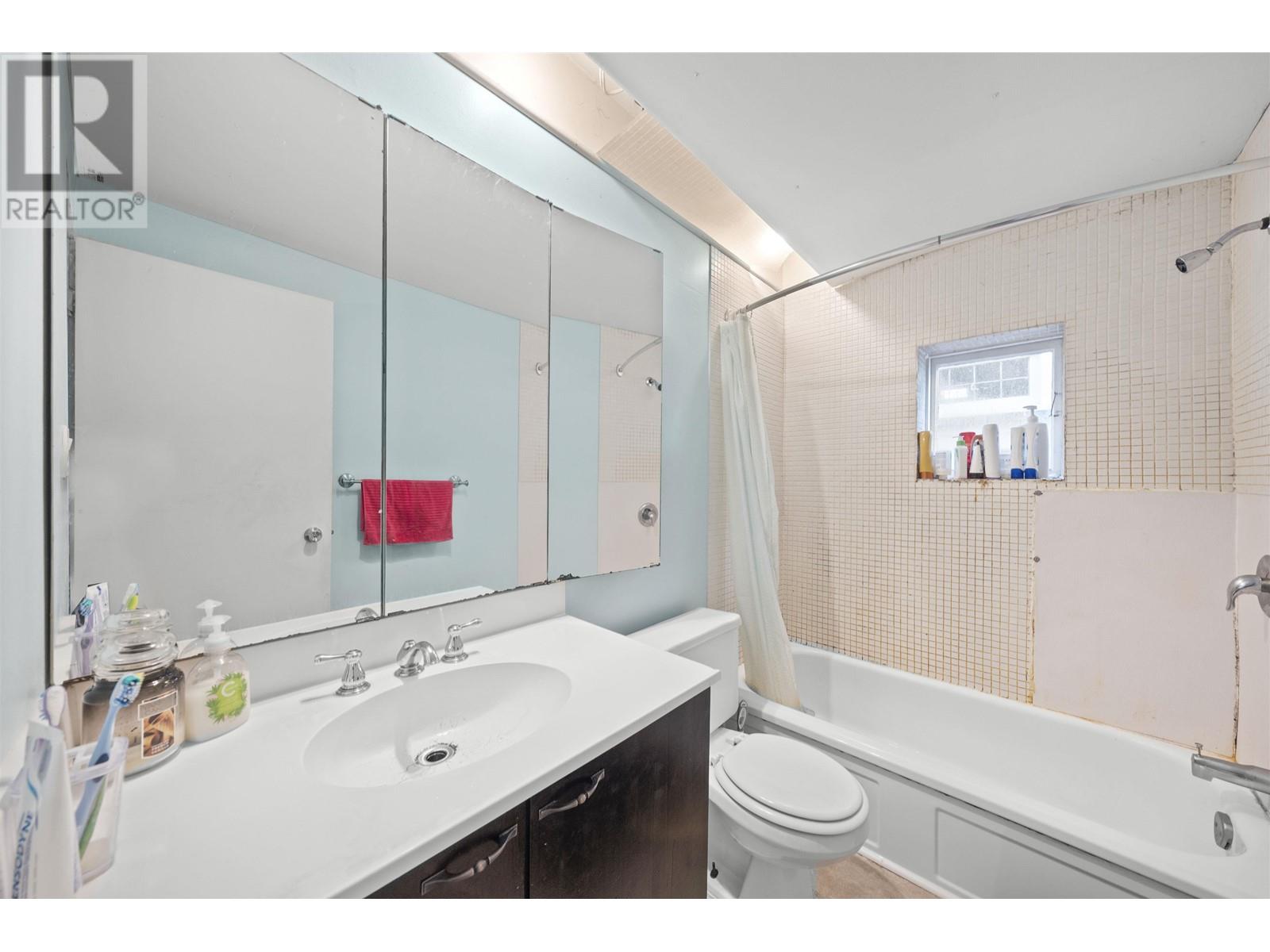 Photo 11 of 3550 W 1st Avenue, Vancouver BC