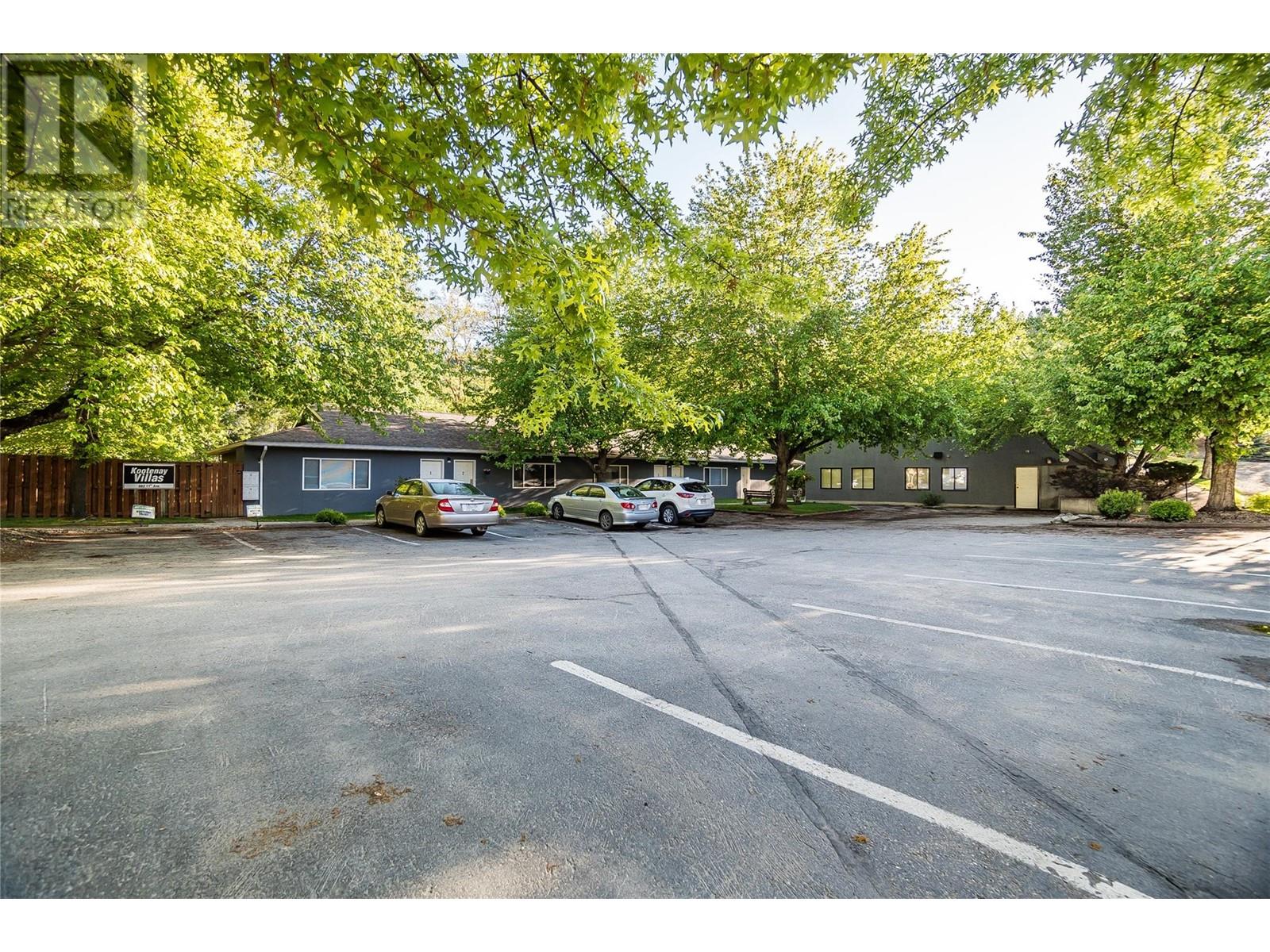 663 COLUMBIA Avenue, Castlegar