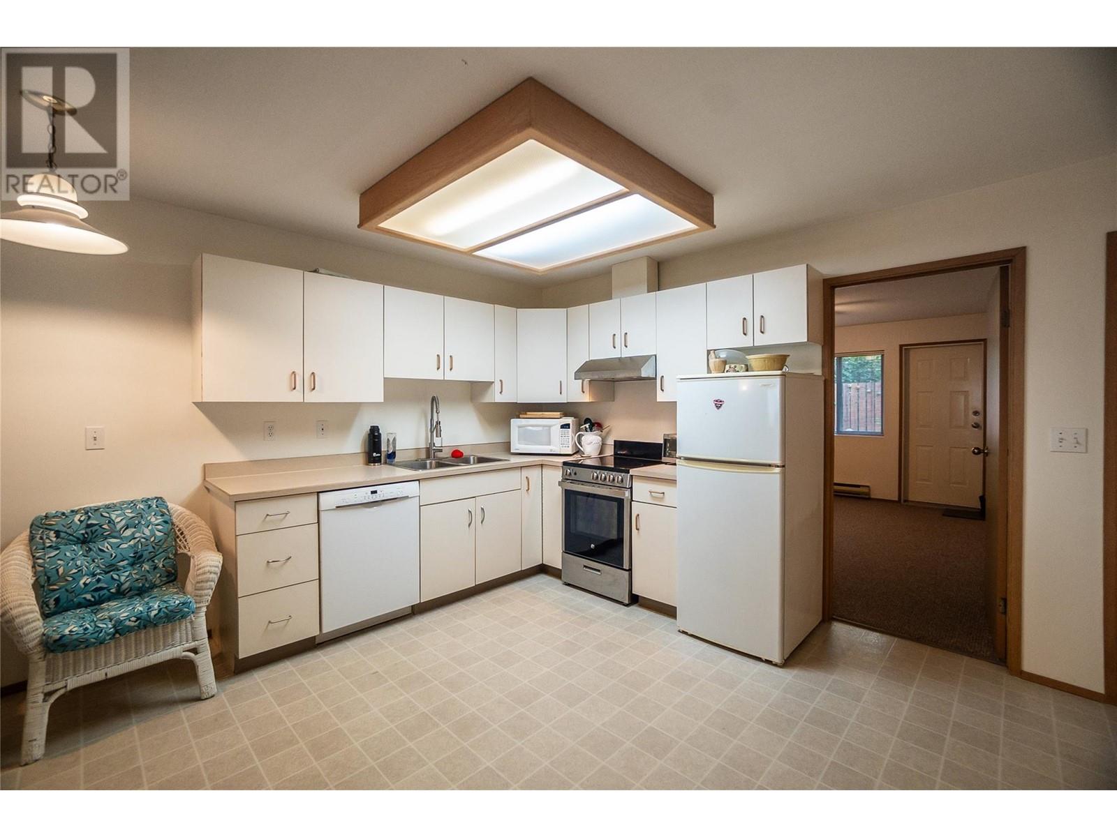 663 COLUMBIA Avenue, Castlegar