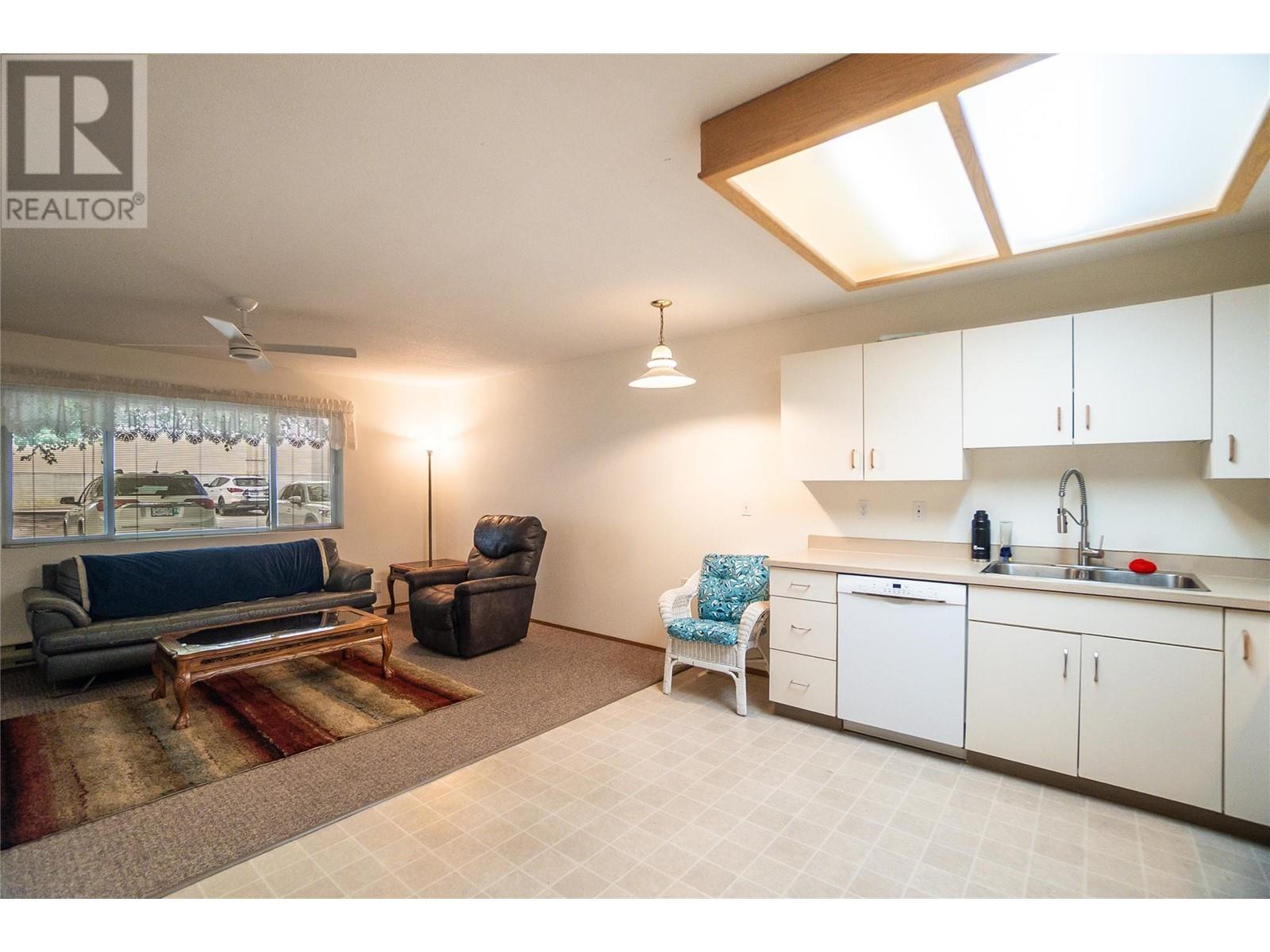 663 COLUMBIA Avenue, Castlegar