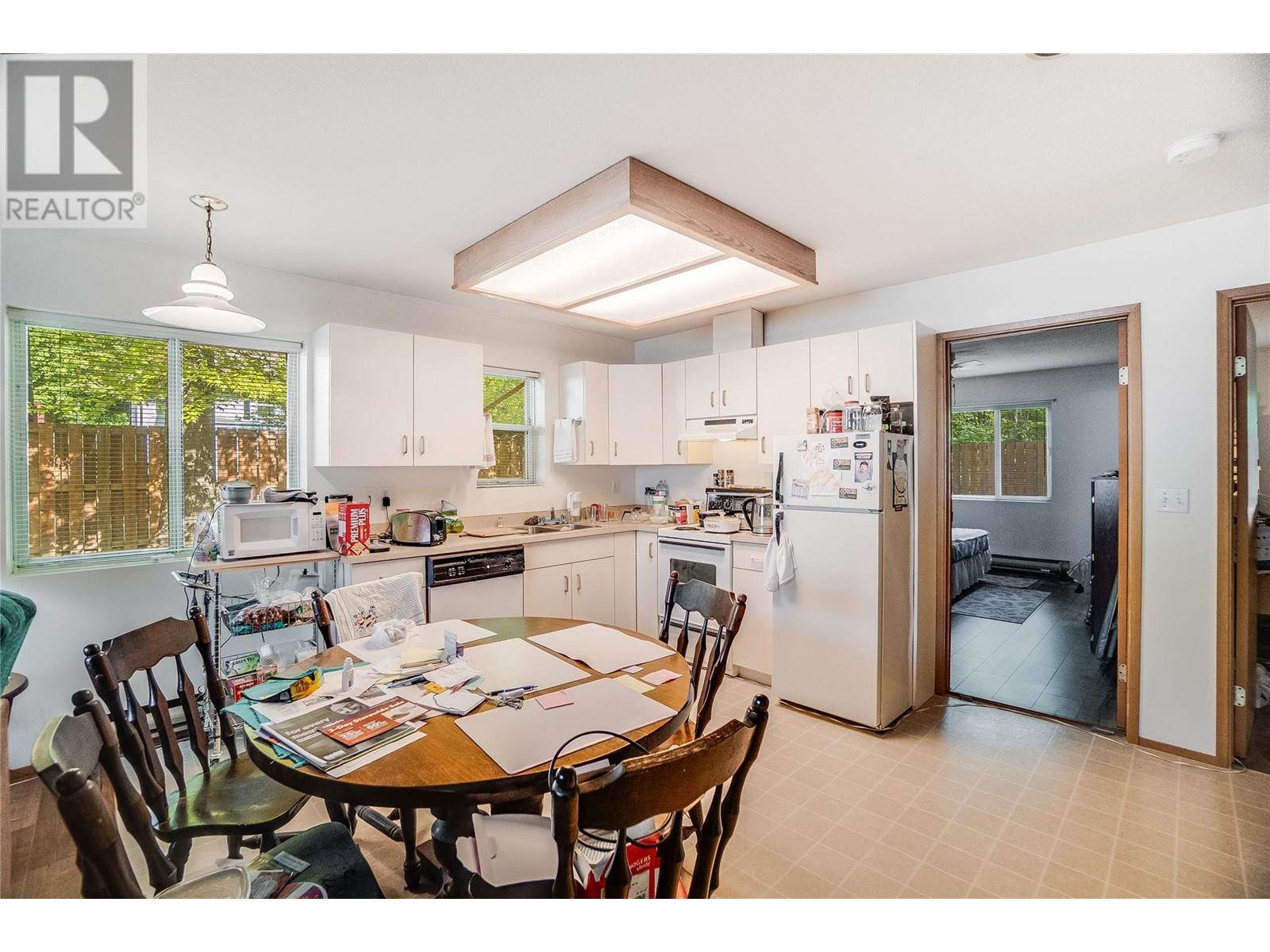 663 COLUMBIA Avenue, Castlegar