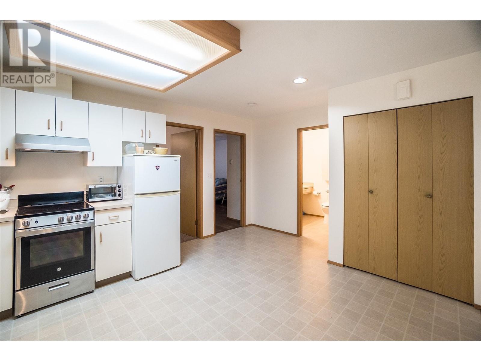 663 COLUMBIA Avenue, Castlegar
