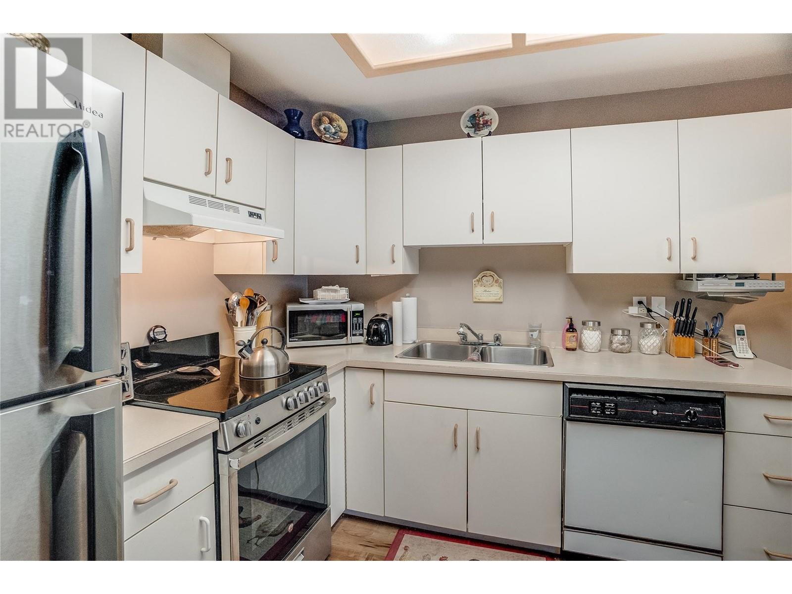 663 COLUMBIA Avenue, Castlegar
